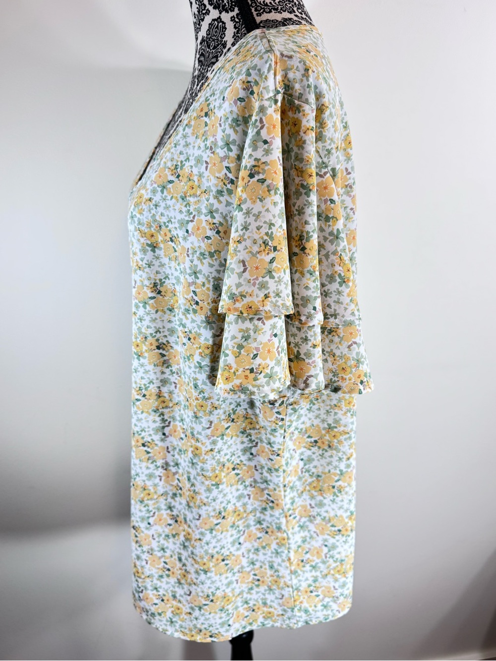 Bloomchic Women's Yellow Floral V-Neck Top size 16 - Picture 4 of 7